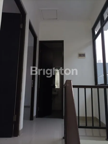 image RUMAH CANTIK NYAMAN 2 LANTAI MASIH BARU DI METLAND (4)