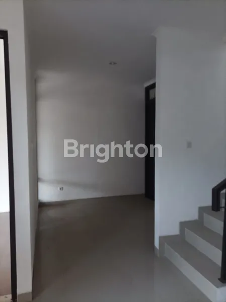 image RUMAH CANTIK NYAMAN 2 LANTAI MASIH BARU DI METLAND (7)