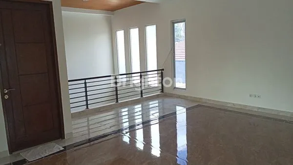 image RUMAH BANGUNAN MANDIRI 2 LANTAI HADAP TAMAN DI BSD CITY (2)