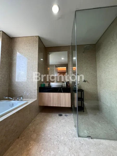 image MINIMALIS TROPIS APARTEMENT GRAND SUNGKONO LAGOON TOWER CASPIAN 3 BEDROOM ADA PRIFAT LIFT INTERIOR MEWAH  (8)
