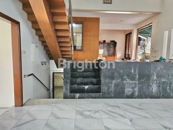 image RUMAH MEWAH DILENGKAPI KOLAM RENANG DI BENDUNGAN HILIR (1)