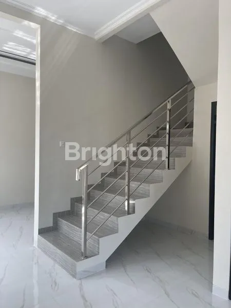 image RUMAH BARUK DUA LANTAI DIJUAL CEPAT (1)