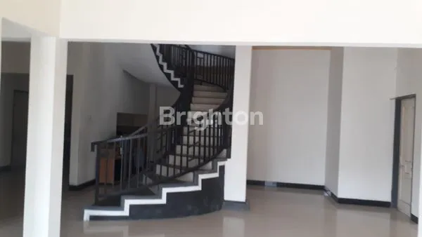 image RUMAH STRATEGIS DUA LANTAI POSISI HOOK DI BSD  (7)