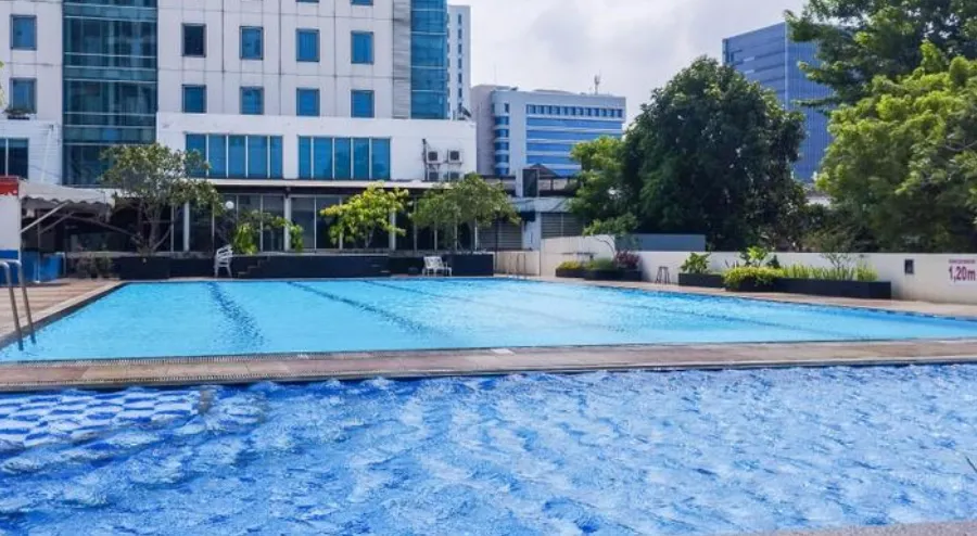 kolam renang patria park apartement