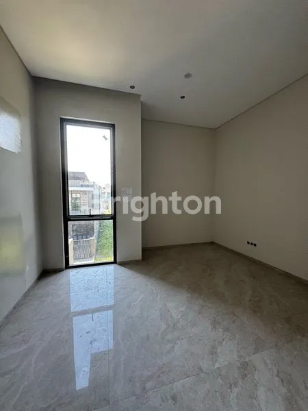 image BRAND NEW MODERN MINIMALIS DI CITRALAND UTAMA! SPLIT LEVEL & LOKASI ASRI TERBAIK DI KELASNYA! SELANGKAH KE COMMERCIAL AREA CITRALAND! (4)