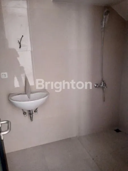 image RUMAH MODERN EROPA 3 LT BARU GRESS TERBAIK DEKAT TOLL JUANDA DAN PETRA ACYTIA SERTA CLUB HOUSE PONDOK CANDRA UINSA DAN UPN SERTA POLTEK PELAYARAN (4)