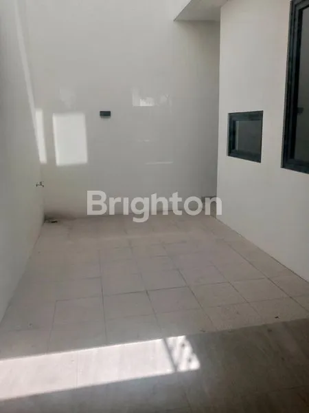 image RUMAH MODERN EROPA 3 LT BARU GRESS TERBAIK DEKAT TOLL JUANDA DAN PETRA ACYTIA SERTA CLUB HOUSE PONDOK CANDRA UINSA DAN UPN SERTA POLTEK PELAYARAN (3)