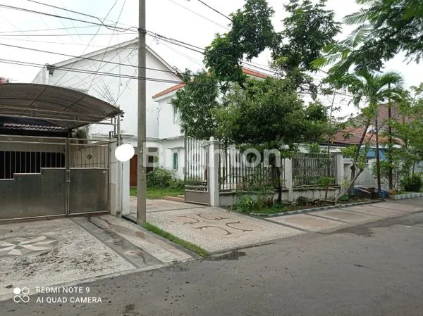 RUMAH DI TAMAN BENDUL MERISI SELATAN