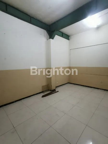 image MURAH STRATEGIS RUKO 3 LANTAI DI KEDUNGDORO SURABAYA PUSAT JAWA TIMUR. DEKAT JL. BLAURAN, EMBONG MALANG. KAWASAN KOMERSIAL. SIAP PAKAI (7)