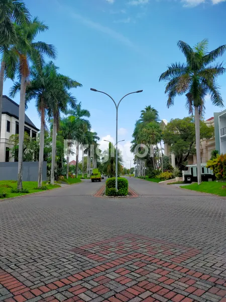 image RUMAH MEWAH DI VILA BUKIT REGENSI PAKUWON INDAH SURABAYA, FULLY FURNISHED, ADA KOLAM RENANG, DEKAT CLUBHOUSE & PAKUWON MALL (2)