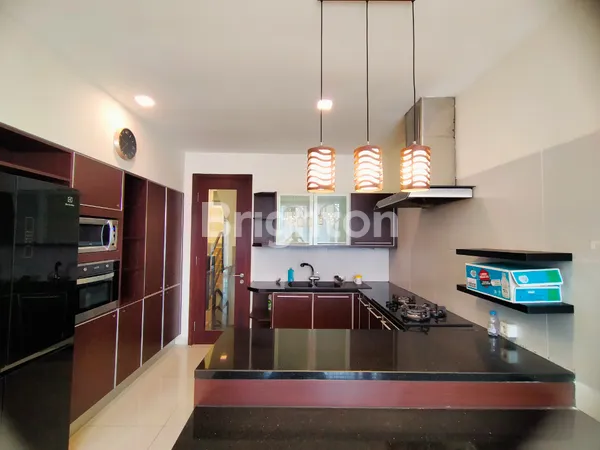 image RUMAH MEWAH DI VILA BUKIT REGENSI PAKUWON INDAH SURABAYA, FULLY FURNISHED, ADA KOLAM RENANG, DEKAT CLUBHOUSE & PAKUWON MALL (6)