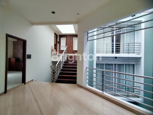 image RUMAH MEWAH DI VILA BUKIT REGENSI PAKUWON INDAH SURABAYA, FULLY FURNISHED, ADA KOLAM RENANG, DEKAT CLUBHOUSE & PAKUWON MALL (8)