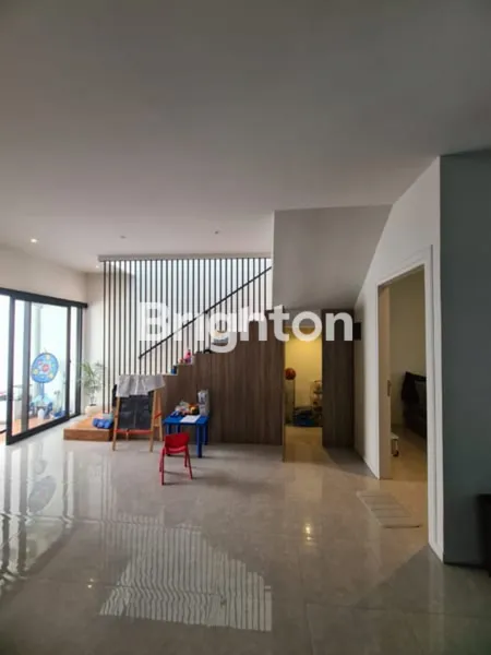 image RUMAH BAGUS MINIMALIS DI ROYAL RESIDENCE SURABAYA, FASILITAS LENGKAP : SEKOLAH NASIONAL PLUS, PUSAT PERBELANJAAN, CLUB HOUSE & TAMAN, DEKAT PAKUWON MALL (2)