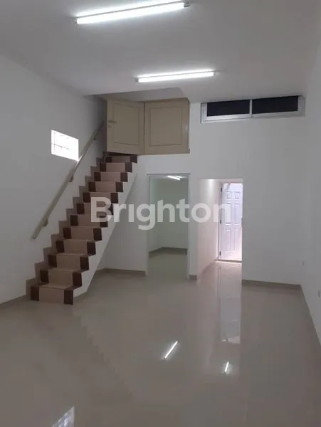 image RUMAH BARU 3 LANTAI SIAP HUNI LOKASI STRATEGIS JAKARTA BARAT (2)