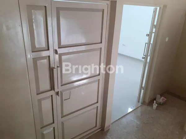 image RUMAH BARU 3 LANTAI SIAP HUNI LOKASI STRATEGIS JAKARTA BARAT (4)