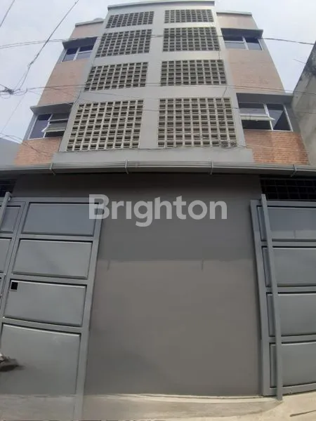 image RUMAH BARU 3 LANTAI SIAP HUNI LOKASI STRATEGIS JAKARTA BARAT (5)