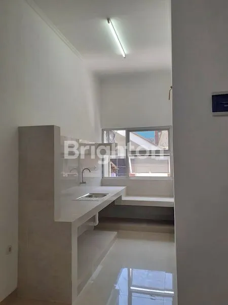 image RUMAH BARU 3 LANTAI SIAP HUNI LOKASI STRATEGIS JAKARTA BARAT (1)