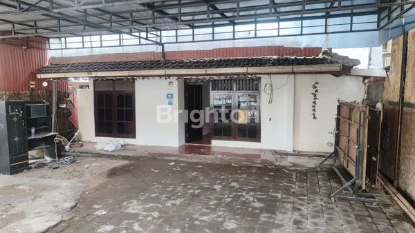 image RUMAH LAMA DENGAN TANAH LUAS MASIH LAYAK HUNI (1)