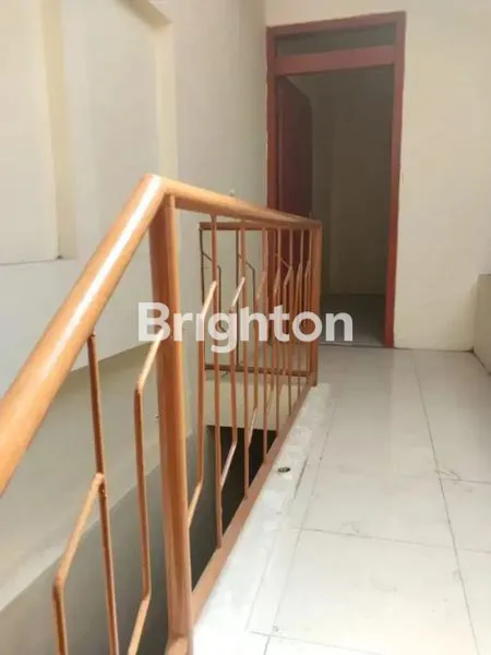 image RUMAH SIAP HUNI LOKASI SANGAT STRATEGIS DAN KOMERSIAL (4)