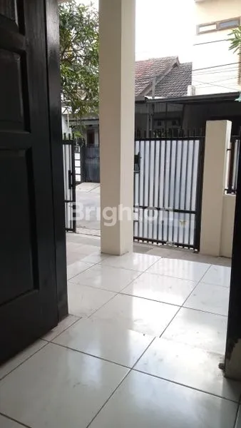 image RUMAH 2 LANTAI DALAM KOMPLEK PERUMAHAN DI KIARA SARI PERMAI KOTA BANDUNG. DEKAT PINTU TOL BUAH BATU DAN BYPASS SOEKARNO HATTA. (2)