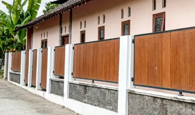 pagar tembok dan kayu