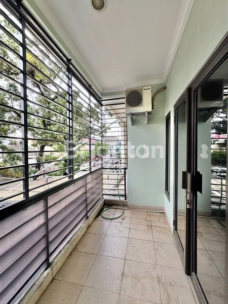 image RUKO 4.5 LANTAI SEMI FURNISHED SUDAH DIRENOVASI LOKASI PINGGIR JALAN RAYA TANJUNG DUREN (6)