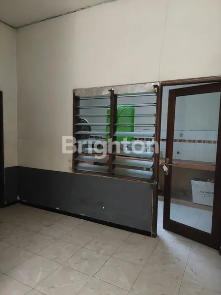 image RUMAH KOS DEPAN JALAN RAYA LOKASI LUAS DI MONGINSIDI SIDOARJO (8)