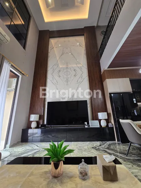 image RUMAH CANTIK SIAP HUNI FULL FURNISHED NORTH EMERALD MANSION CITRALAND SURABAYA BARAT (2)