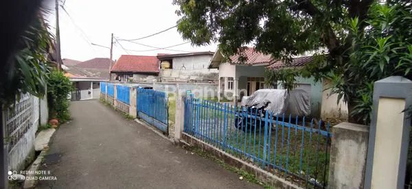 DIJUAL CEPAT RUMAH TUA, SANGAT MURAH DIBAWAH NJOP LUAS TANAH 474 M2  HITUNG TANAH SIAP BANGUN LOKASI  AMAN, TENANG, NYAMAN, DI KAMPUNG MAKASAR - KRAMAT JATI