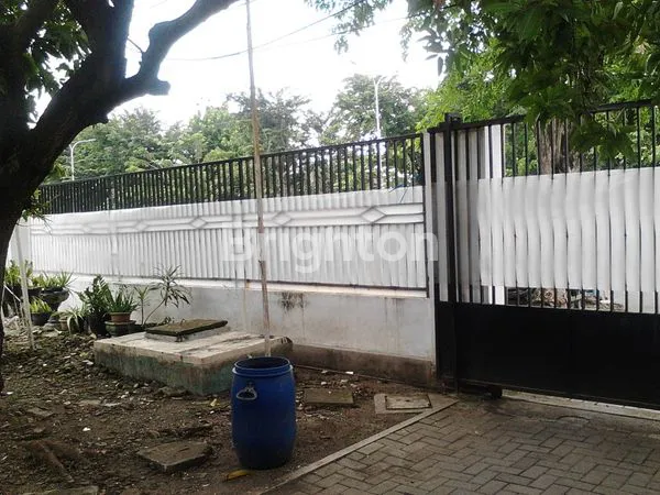 image DIJUAL RUMAH BANGUNAN TUA DI JL. RAYA KARANG MENJANGAN, SURABAYA  (2)