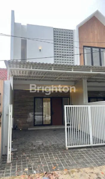 image RUMAH INI COCOK UNTUK ORANG TUA YANG MAU BELIKAN RUMAH JEJERAN DENGAN ANAKNYA MURAH RUMAH SURABAYA TIMUR 2LANTAI UNDER 1,5M SIAP HUNI BARU GRESS RUNGKUT MENANGGAL READY 2UNIT JEJER  SELANGKAH KE UBAYA PETRA RUNGKUT INDUSTRI TRANSMART (2)