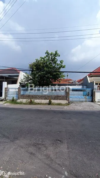 image RUMAH HITUNG TANAH NOL JALAN RAYA DHARMAHUSADA UTARA, BISA UNTUK USAHA KOMERSIAL, DEKAT AREA KOS, UNIVERSITAS WIDYA MANDALA GALAXY MALL SUPERINDO ROW JALAN 4 MOBIL HADAP TIMUR BISA KPR (1)