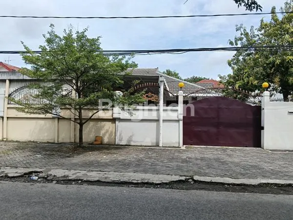 RUMAH TERAWAT HALAMAN SANGAT LUAS LOKASI SIDOSERMO AIRDAS