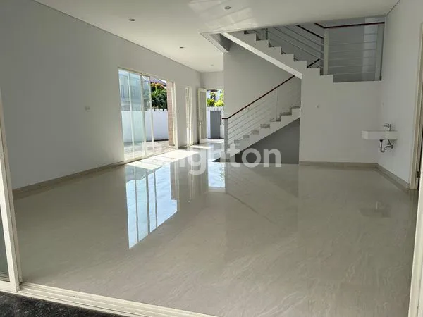 image RUMAH HOOK 2LANTAI SIAP DIHUNI. SELANGKAH DARI KAMPUS ITS, GALAXY MALL, ARAYA (3)