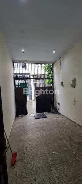 image DIJUAL RUMAH 3 LANTAI, DI JALAN AMPERA 4,  JAKARTA UTARA (3)