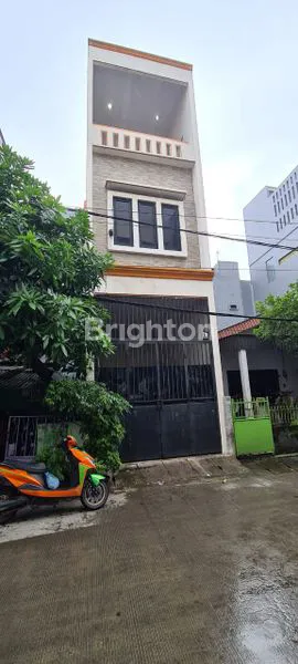 image DIJUAL RUMAH 3 LANTAI, DI JALAN AMPERA 4,  JAKARTA UTARA (1)