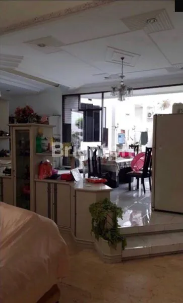 image HUNIAN MEWAH ELEGAN DIMENSI TANAH LUAS DAN LEGA DI JALAN KEMBAR DI DHARMAHUSADA INDAH SBY (4)