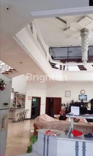 image HUNIAN MEWAH ELEGAN DIMENSI TANAH LUAS DAN LEGA DI JALAN KEMBAR DI DHARMAHUSADA INDAH SBY (2)