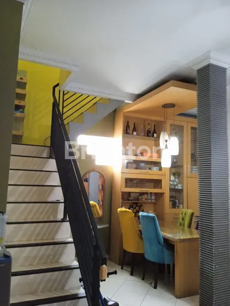 image RUMAH   CANTIK SIAP HUNI 2 LANTAI  LOKASI SANGAT STRATEGIS DEKAT DENGAN DAERAH MANAPUN (7)