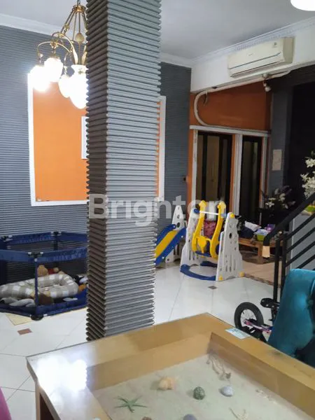 image RUMAH   CANTIK SIAP HUNI 2 LANTAI  LOKASI SANGAT STRATEGIS DEKAT DENGAN DAERAH MANAPUN (6)