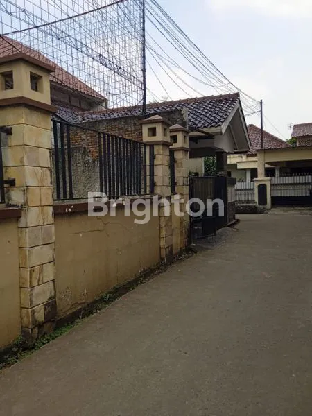 image RUMAH   CANTIK SIAP HUNI 2 LANTAI  LOKASI SANGAT STRATEGIS DEKAT DENGAN DAERAH MANAPUN (2)