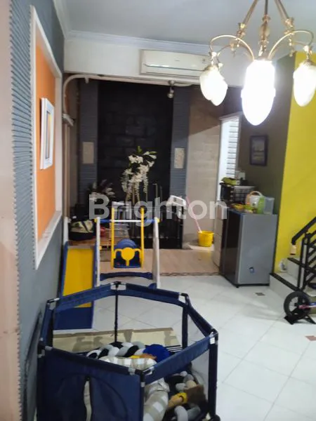 image RUMAH   CANTIK SIAP HUNI 2 LANTAI  LOKASI SANGAT STRATEGIS DEKAT DENGAN DAERAH MANAPUN (4)