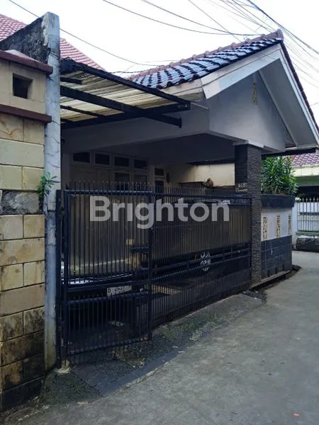 image RUMAH   CANTIK SIAP HUNI 2 LANTAI  LOKASI SANGAT STRATEGIS DEKAT DENGAN DAERAH MANAPUN (1)