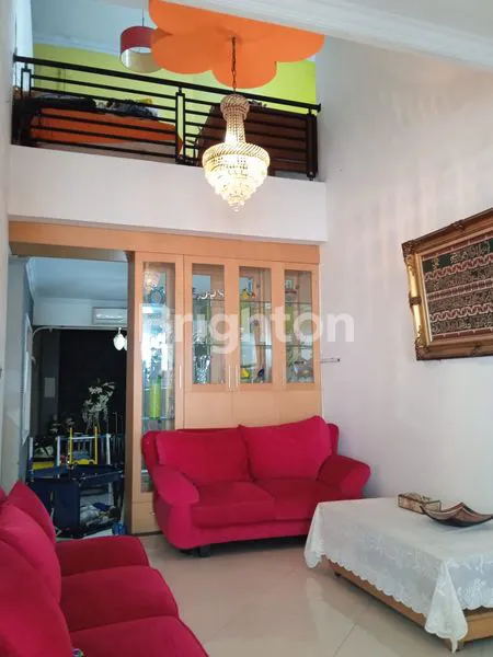 image RUMAH   CANTIK SIAP HUNI 2 LANTAI  LOKASI SANGAT STRATEGIS DEKAT DENGAN DAERAH MANAPUN (5)