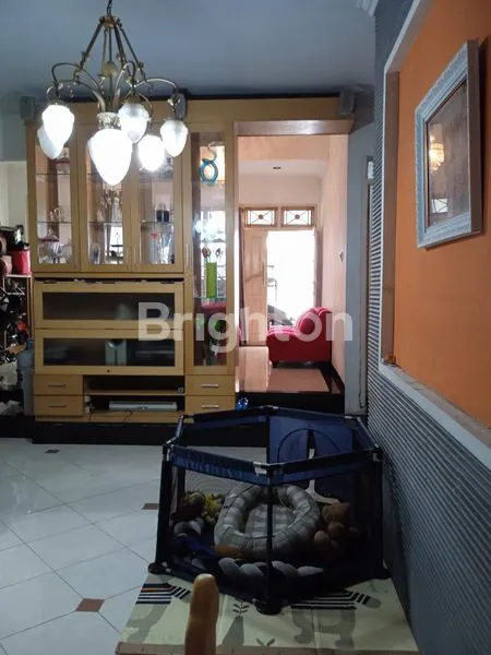 image RUMAH   CANTIK SIAP HUNI 2 LANTAI  LOKASI SANGAT STRATEGIS DEKAT DENGAN DAERAH MANAPUN (3)