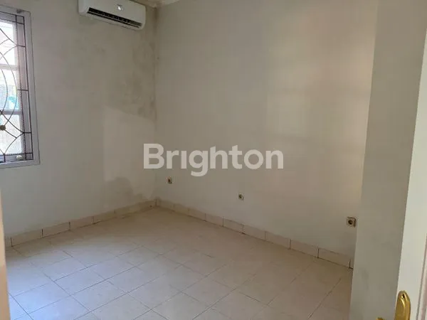 image RUMAH BAGUS DI JALAN AMBON NUSALOKA BSD SERPONG TANGERANG SELATAN (6)