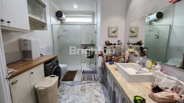 image RUMAH MEWAH 2 LANTAI DI JGC - 217M2, 4+1 KT, SEMI FURNISHED (3)