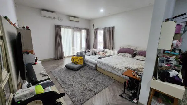 image RUMAH MEWAH 2 LANTAI DI JGC - 217M2, 4+1 KT, SEMI FURNISHED (2)