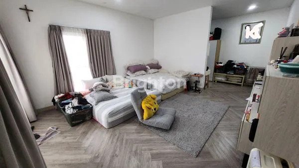 image RUMAH MEWAH 2 LANTAI DI JGC - 217M2, 4+1 KT, SEMI FURNISHED (6)