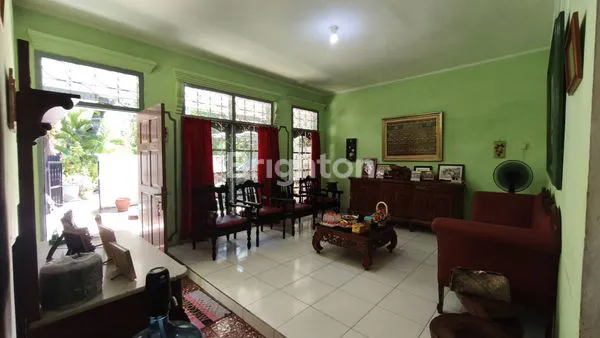 image RUMAH JELAMBAR GAYA RESORT DENGAN TANAH LUAS  DIHITUNG TANAH  DAN MURAH (6)